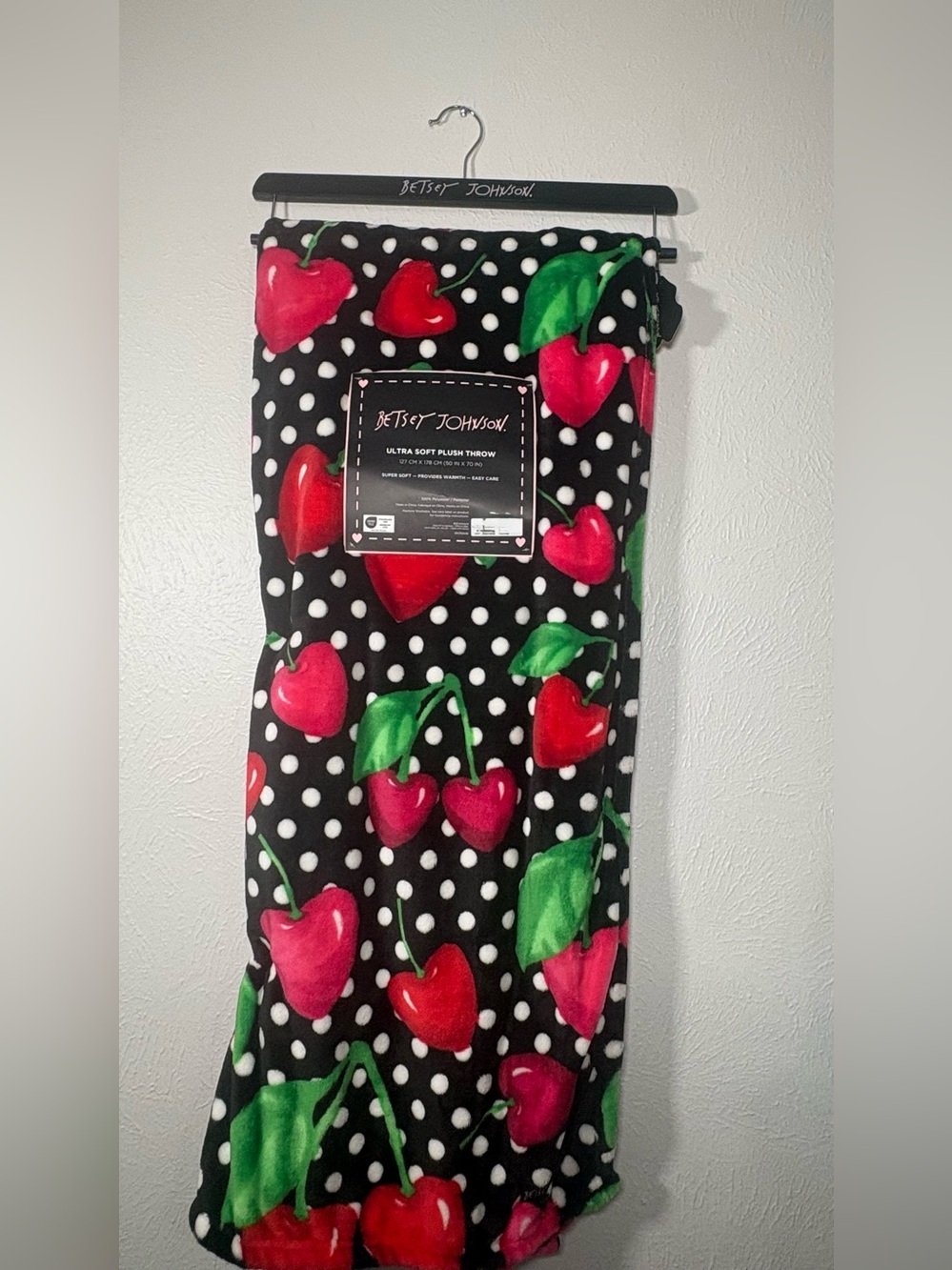 Betsey Johnson Black Cherry Plush  Throw  blanket size 50x70in  - Black/Red